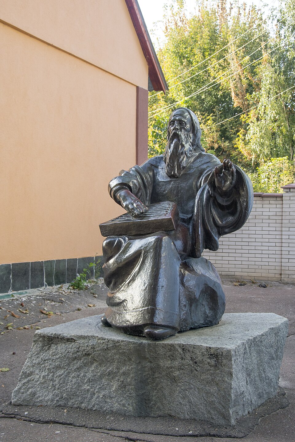 Пам’ятник Бояну – давньоруському співцю